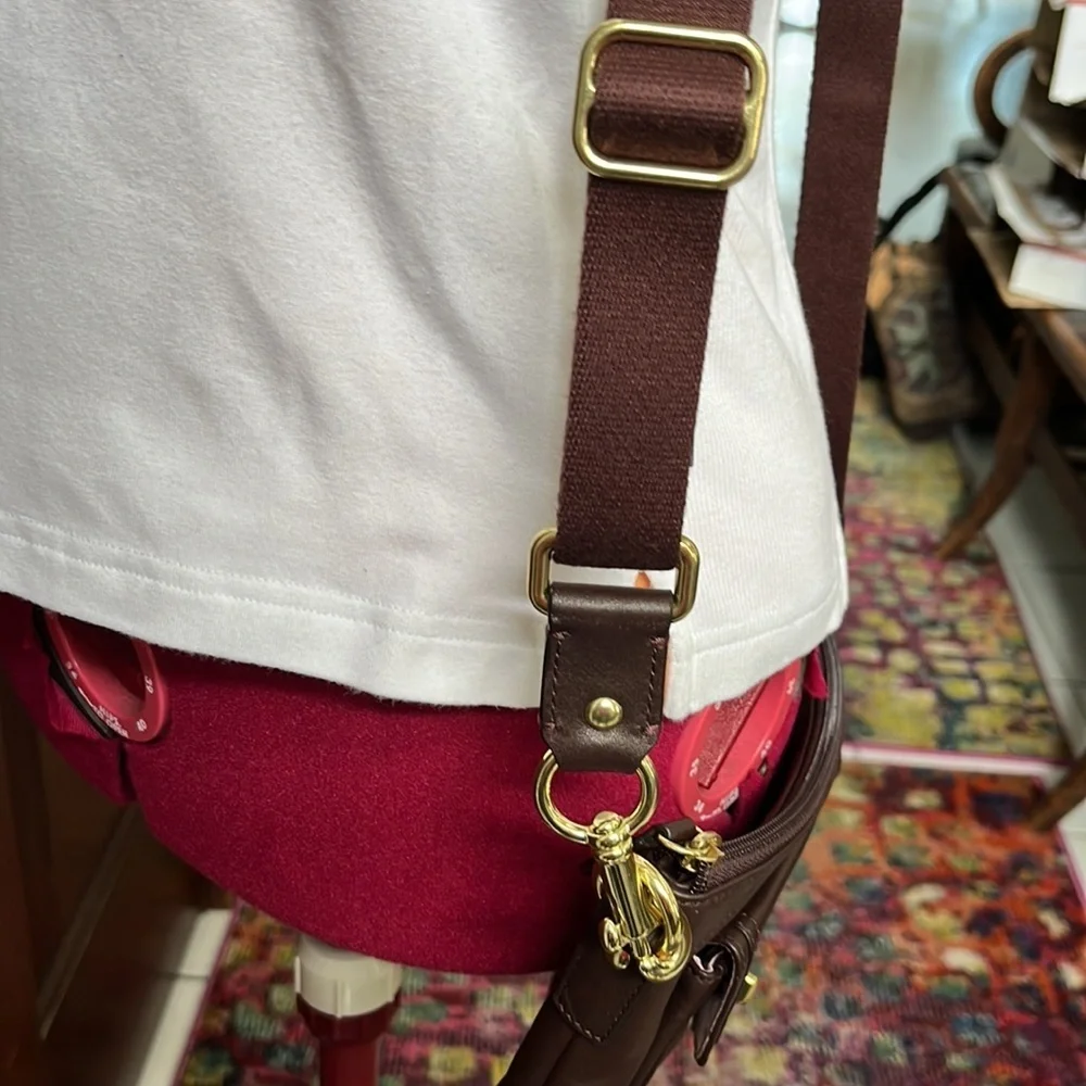 Coach Vintage leather essential Crossbody/shoulder Bag dark brown Like new
